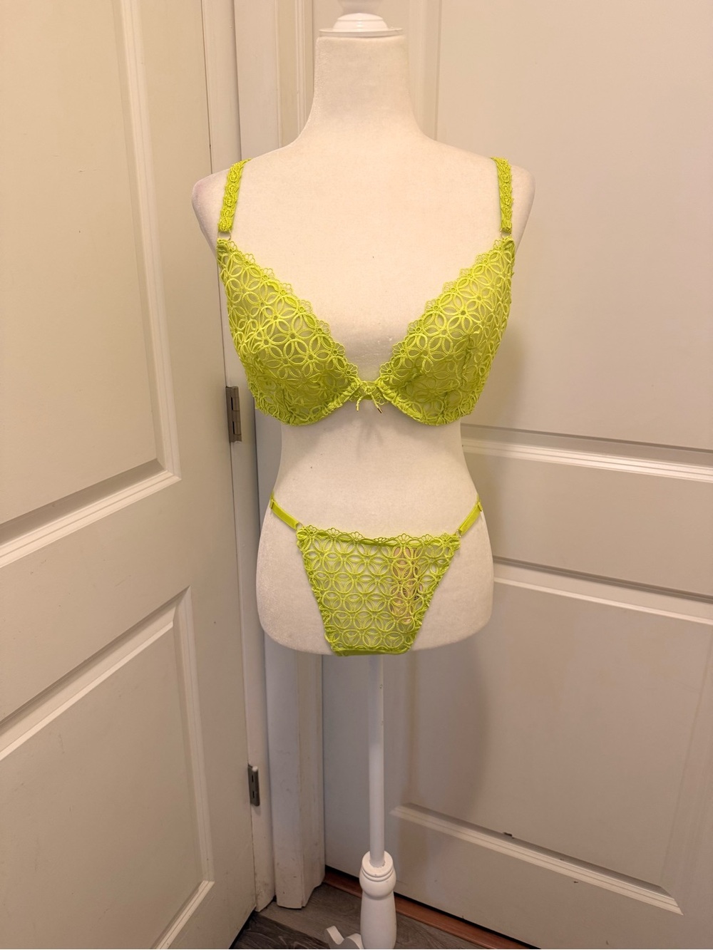 Victoria's Secret Neon Lime Lace Underwire Bra & Thong Brand New